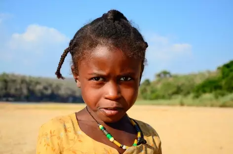 Jeune fille vers Belo sur Tsiribinha - Madagascar