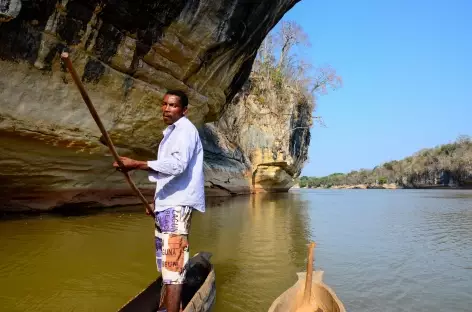 Pirogue sur le fleuve Manambolo - Madagascar