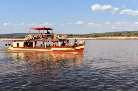 Descente en chaland du fleuve Tsiribinha - Madagascar