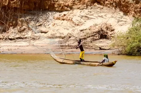 Pêcheur sur le fleuve Tsiribinha - Madagascar