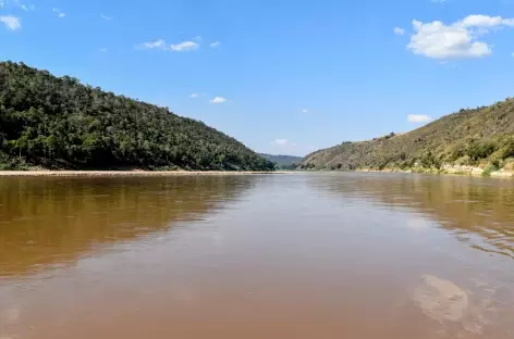 Descente en chaland du fleuve Tsiribinha - Madagascar
