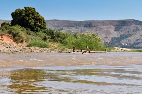 Descente en chaland du fleuve Tsiribinha - Madagascar