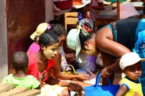 Scène de vie à Belo sur Tsiribinha - Madagascar