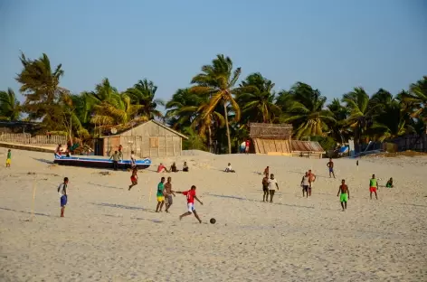Partie de football sur la plage de Morondava - Madagascar