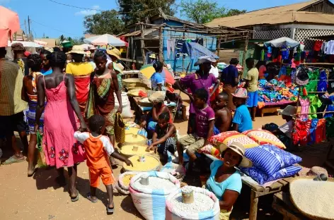 Marché à Belo sur Tsiribinha - Madagascar