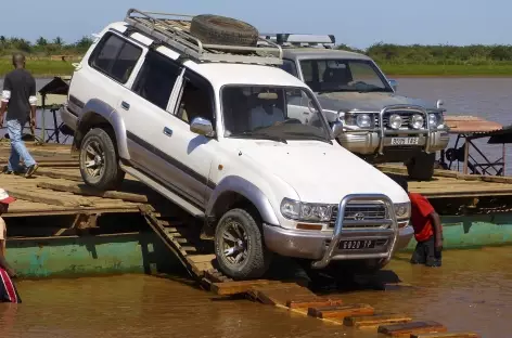 Traversée en bac du fleuve Tsiribihina - Madagascar