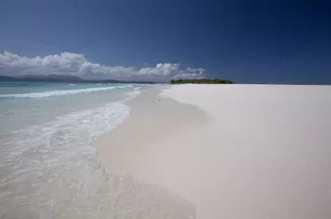 Plage sauvage, Côte des Iles Vierges - Madagascar