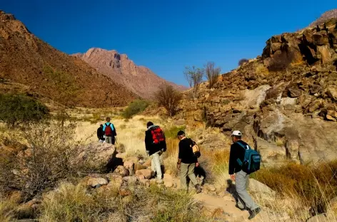 Marche en direction de White Lady, Brandberg - Namibie