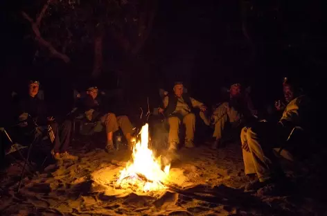 Soirée au coin de feu, proche de notre camp de brousse - Botswana