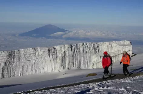 Glaciers sommitaux du Kilimanjaro, au loin le Mont Meru - Tanzanie