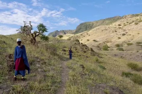 Descente du cratère d'Embabulu (1050 m), région du lac Natron - Tanzanie