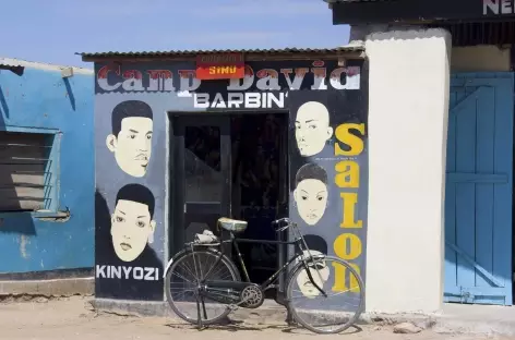 Salon de coiffure, village vers le lac Eyasi - Tanzanie