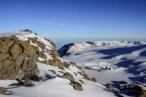 Cratère du Kilimanjaro, sur le côté gauche le sommet : Uhuru Peak (5895 m) - Tanzanie