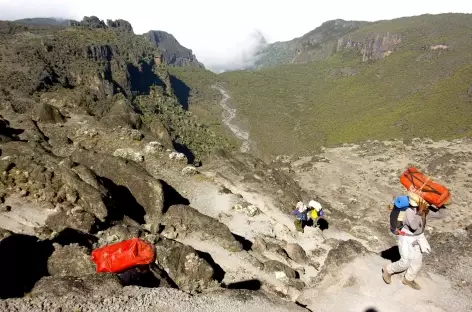 Passage par le Barranco Wall, Kilimanjaro - Tanzanie