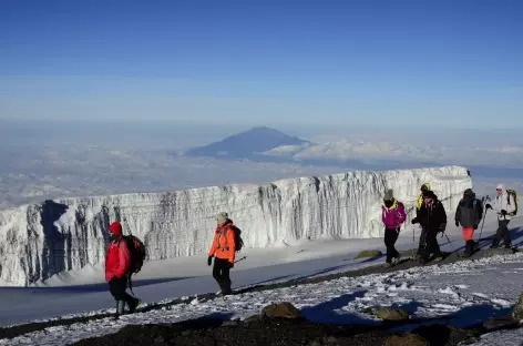 Les glaciers sommitaux du Kilimanjaro, au loin le Mont Meru - Tanzanie