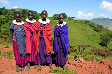 Jeunes filles masaï au dessus du lac Natron - Tanzanie