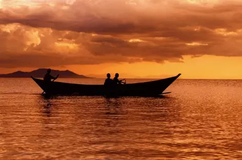 Pêcheurs au coucher du soleil, lac  Victoria - Tanzanie