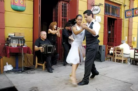 Buenos Aires, un pas de tango dans le quartier populaire La Boca - Argentine 