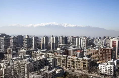 Santiago, quartier moderne et les Andes en toile de fond - Chili