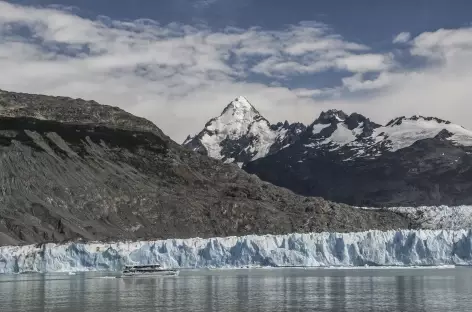 Navigation sur le lac Argentino, approche du glacier Upsala - Argentine - 