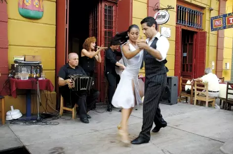 Un air de tango dans les rues de la Boca à Buenos Aires - Argentine