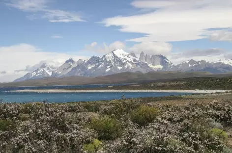 Parc national Torres del Paine, vue panoramique sur la chaîne du Paine et les monts Cuernos - Chili