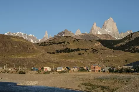 Le village d'El Chalten dominé par le Cerro Torre et le Fitz Roy - Argentine
