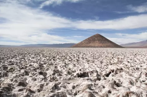 Argentine, salar d'Arizaro et cône d'Arita dans la Puna