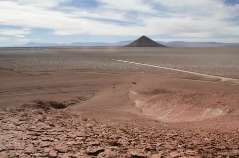 Argentine, salar d'Arizaro et cône d'Arita dans la Puna