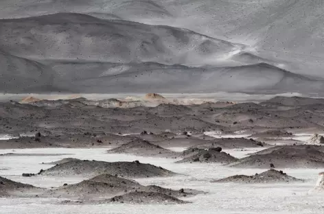 Argentine, lac salé et dôme volcanique dans la Puna