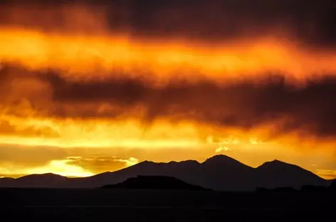 Le soleil se couche sur le Salar d'Uyuni - Bolivie