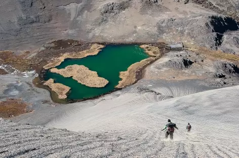 Cordillère Royale, descente sur la lagune Chiscacalliuani  - Bolivie