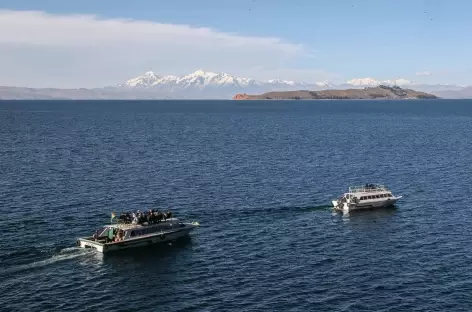 Navigation sur le lac avec la Cordillère Royale en toile de fond - Bolivie