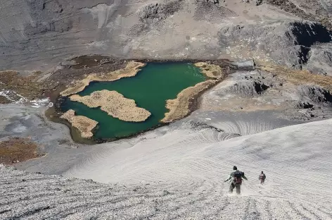 Cordillère Royale, descente ludique dans la terre cendrée sur la lagune Chiscacalliuani - Bolivie