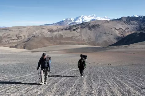 Cordillère Royale, passage d'un col hors sentier avec en toile de fond l'Ancohuma - Bolivie