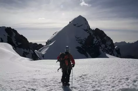 Cordillère Royale, notre guide contemple le Pequeno Alpamayo - Bolivie