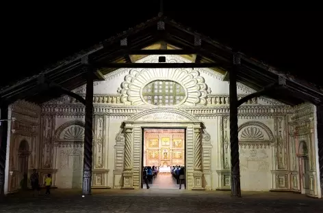 Entrée de l'église de San Javier pour le concert du soir - Bolivie