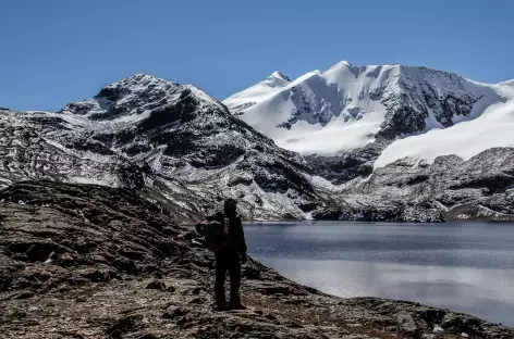 Instant de contemplation au bord de la lagune Huallatani - Bolivie