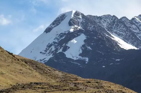 Beau sommet glaciaire au-dessus de la lagune Chuchuja - Bolivie