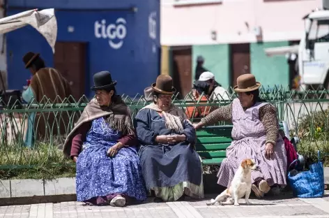 Les cholitas papotent sur un banc - Bolivie