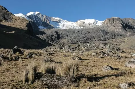 Passage au pied du Nevao Pyramide - Bolivie