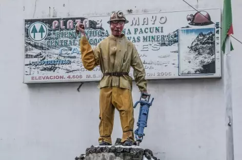Statue d'un mineur au village de Pacuni - Bolivie