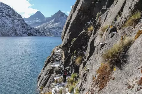 Passage au bord de la lagune Chatamarca - Bolivie