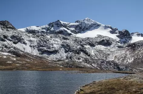 Paysage glaciaire au bord de la lagune Altarani - Bolivie