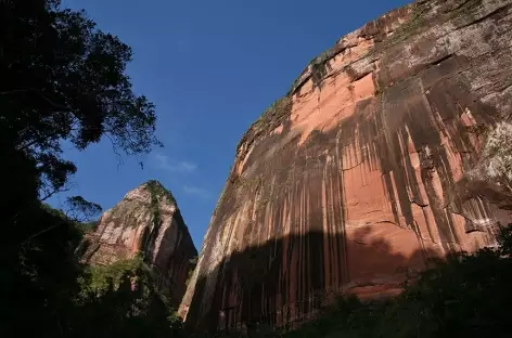 Grandes falaises dans le parc national Amboro - 