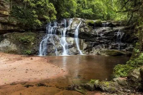 Chute d'eau dans la forêt au parc national d'Amboro. Bolivie
