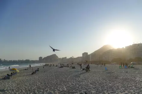 Rio, fin de journée sur la plage de Copacabana - Brésil