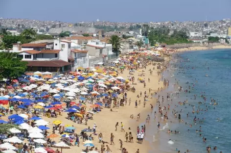 Salvador de Bahia, plage bondée le dimanche dans la ville basse - Brésil