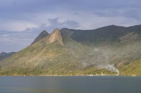 Vue sur le Pain de Sucre depuis le fjord Mamangua - Brésil