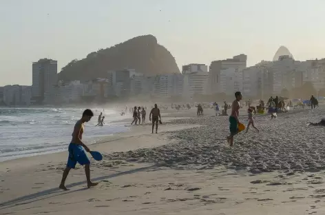 Rio, sur la plage de Copacabana - Brésil - 